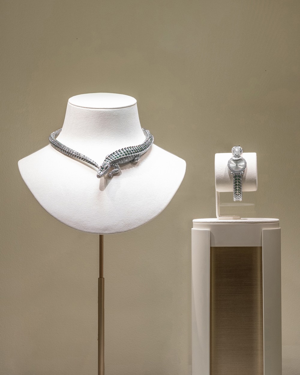 03-鳄鱼造型高级珠宝项链和腕表新作 03-鳄鱼造型高级珠宝项链和腕表新作.jpg